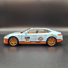 Load image into Gallery viewer, Explorafind 2019 Porsche Panamera S Gulf Blue 1:24 Die Cast Car