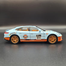 Load image into Gallery viewer, Explorafind 2019 Porsche Panamera S Gulf Blue 1:24 Die Cast Car