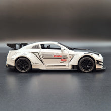 Load image into Gallery viewer, Explorafind 2020 Nissan GT-R White 1:24 Die Cast Car