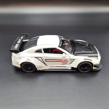 Load image into Gallery viewer, Explorafind 2020 Nissan GT-R White 1:24 Die Cast Car
