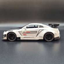 Load image into Gallery viewer, Explorafind 2020 Nissan GT-R White 1:24 Die Cast Car