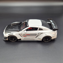 Load image into Gallery viewer, Explorafind 2020 Nissan GT-R White 1:24 Die Cast Car