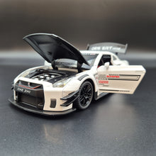 Load image into Gallery viewer, Explorafind 2020 Nissan GT-R White 1:24 Die Cast Car