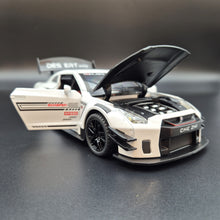 Load image into Gallery viewer, Explorafind 2020 Nissan GT-R White 1:24 Die Cast Car