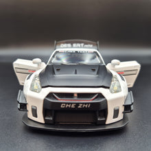 Load image into Gallery viewer, Explorafind 2020 Nissan GT-R White 1:24 Die Cast Car