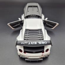 Load image into Gallery viewer, Explorafind 2020 Nissan GT-R White 1:24 Die Cast Car
