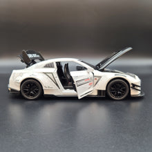 Load image into Gallery viewer, Explorafind 2020 Nissan GT-R White 1:24 Die Cast Car