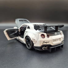 Load image into Gallery viewer, Explorafind 2020 Nissan GT-R White 1:24 Die Cast Car