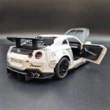 Load image into Gallery viewer, Explorafind 2020 Nissan GT-R White 1:24 Die Cast Car