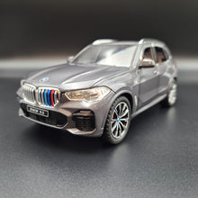 Load image into Gallery viewer, Explorafind 2020 BMW X5 Grey 1:24 Die Cast Car