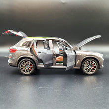 Load image into Gallery viewer, Explorafind 2020 BMW X5 Grey 1:24 Die Cast Car