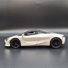 Load image into Gallery viewer, Explorafind 2023 McLaren 720S White 1:24 Die Cast Car