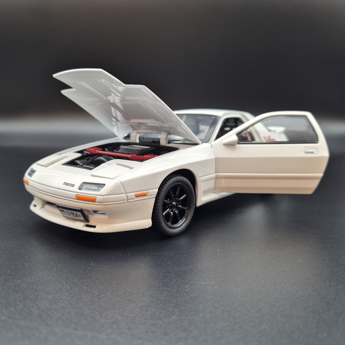 Explorafind 1989 Mazda RX-7 White 1:24 Die Cast Car