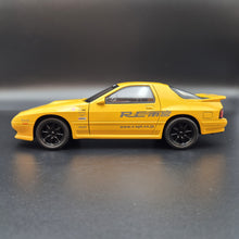 Load image into Gallery viewer, Explorafind 1989 Mazda RX-7 Yellow 1:24 Die Cast Car