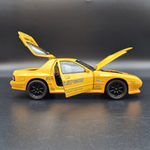 Load image into Gallery viewer, Explorafind 1989 Mazda RX-7 Yellow 1:24 Die Cast Car