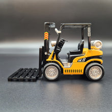 Load image into Gallery viewer, Explorafind Forklift Truck Yellow 1:24 Die Cast