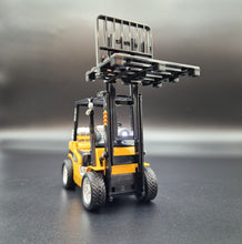 Load image into Gallery viewer, Explorafind Forklift Truck Yellow 1:24 Die Cast