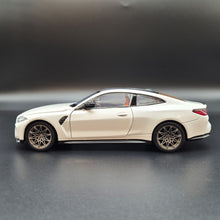 Load image into Gallery viewer, Explorafind 2023 BMW M4 G82 Coupe Pearl White 1:24 Die Cast Car