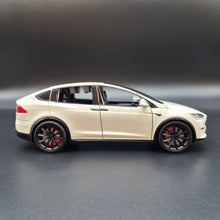 Load image into Gallery viewer, Explorafind 2020 Tesla Model X Off White 1:24 Die Cast Car