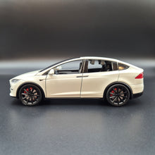 Load image into Gallery viewer, Explorafind 2020 Tesla Model X Off White 1:24 Die Cast Car