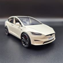 Load image into Gallery viewer, Explorafind 2020 Tesla Model X Off White 1:24 Die Cast Car