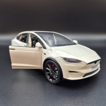 Load image into Gallery viewer, Explorafind 2020 Tesla Model X Off White 1:24 Die Cast Car