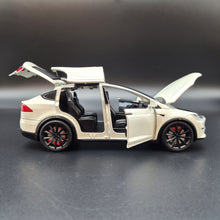Load image into Gallery viewer, Explorafind 2020 Tesla Model X Off White 1:24 Die Cast Car