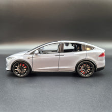 Load image into Gallery viewer, Explorafind 2020 Tesla Model X Grey 1:24 Die Cast Car