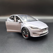 Load image into Gallery viewer, Explorafind 2020 Tesla Model X Grey 1:24 Die Cast Car