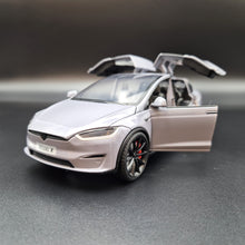 Load image into Gallery viewer, Explorafind 2020 Tesla Model X Grey 1:24 Die Cast Car