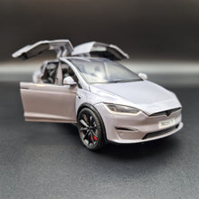 Load image into Gallery viewer, Explorafind 2020 Tesla Model X Grey 1:24 Die Cast Car