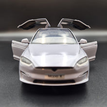 Load image into Gallery viewer, Explorafind 2020 Tesla Model X Grey 1:24 Die Cast Car
