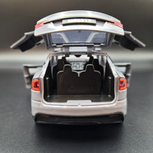 Load image into Gallery viewer, Explorafind 2020 Tesla Model X Grey 1:24 Die Cast Car