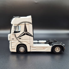 Load image into Gallery viewer, Explorafind 2023 Mercedes-Benz Actros 1851 Truck White 1:24 Die Cast Truck