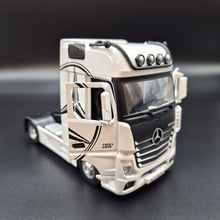 Load image into Gallery viewer, Explorafind 2023 Mercedes-Benz Actros 1851 Truck White 1:24 Die Cast Truck