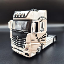 Load image into Gallery viewer, Explorafind 2023 Mercedes-Benz Actros 1851 Truck White 1:24 Die Cast Truck