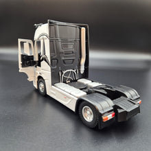 Load image into Gallery viewer, Explorafind 2023 Mercedes-Benz Actros 1851 Truck White 1:24 Die Cast Truck