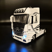 Load image into Gallery viewer, Explorafind 2023 Mercedes-Benz Actros 1851 Truck White 1:24 Die Cast Truck