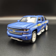 Load image into Gallery viewer, Explorafind 2022 Chevrolet Silverado 1500 Matte Blue 1:32 Die Cast Pickup