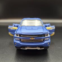 Load image into Gallery viewer, Explorafind 2022 Chevrolet Silverado 1500 Matte Blue 1:32 Die Cast Pickup