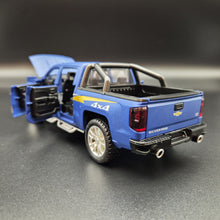 Load image into Gallery viewer, Explorafind 2022 Chevrolet Silverado 1500 Matte Blue 1:32 Die Cast Pickup