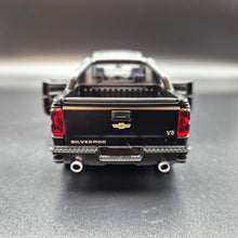 Load image into Gallery viewer, Explorafind 2022 Chevrolet Silverado 1500 Matte Black 1:32 Die Cast Pickup