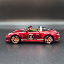 Load image into Gallery viewer, Explorafind 2021 Porsche 911 Targa 4S Red 1:32 Die Cast Car