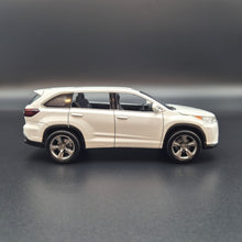 Load image into Gallery viewer, Explorafind 2019 Toyota Highlander White 1:32 Die Cast Car