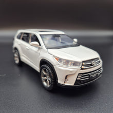 Load image into Gallery viewer, Explorafind 2019 Toyota Highlander White 1:32 Die Cast Car