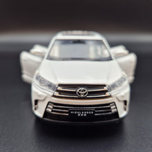 Load image into Gallery viewer, Explorafind 2019 Toyota Highlander White 1:32 Die Cast Car