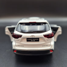 Load image into Gallery viewer, Explorafind 2019 Toyota Highlander White 1:32 Die Cast Car