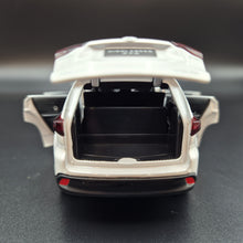 Load image into Gallery viewer, Explorafind 2019 Toyota Highlander White 1:32 Die Cast Car