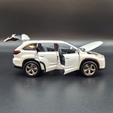 Load image into Gallery viewer, Explorafind 2019 Toyota Highlander White 1:32 Die Cast Car