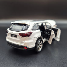 Load image into Gallery viewer, Explorafind 2019 Toyota Highlander White 1:32 Die Cast Car